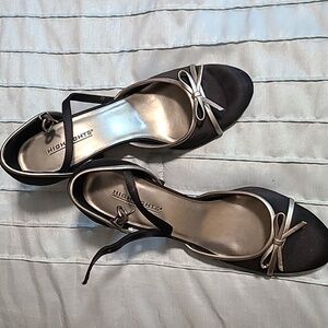 Black Pumps with Bow Accent